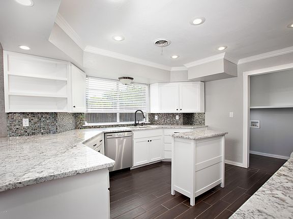 4th image of 3404 Carlton Dr