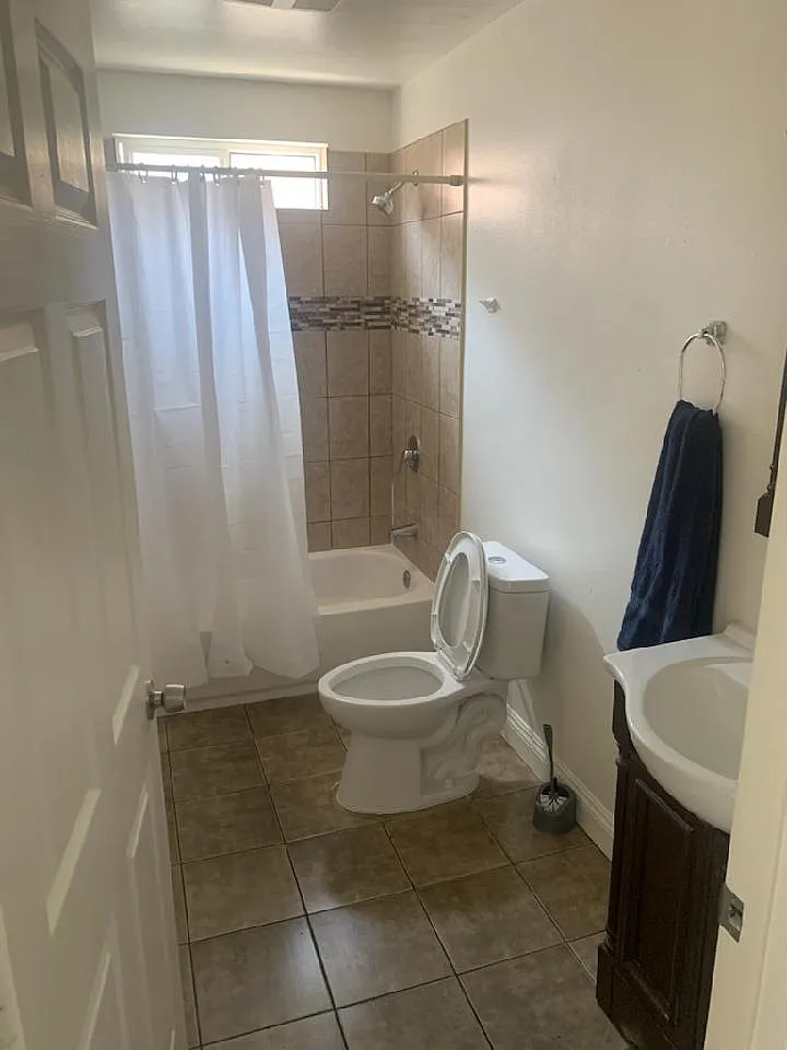 5 bed, 3.5 bath, 1700 sqft, $700 — Photo 3