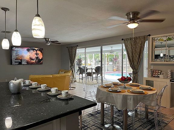 Dinning / breakfast island 