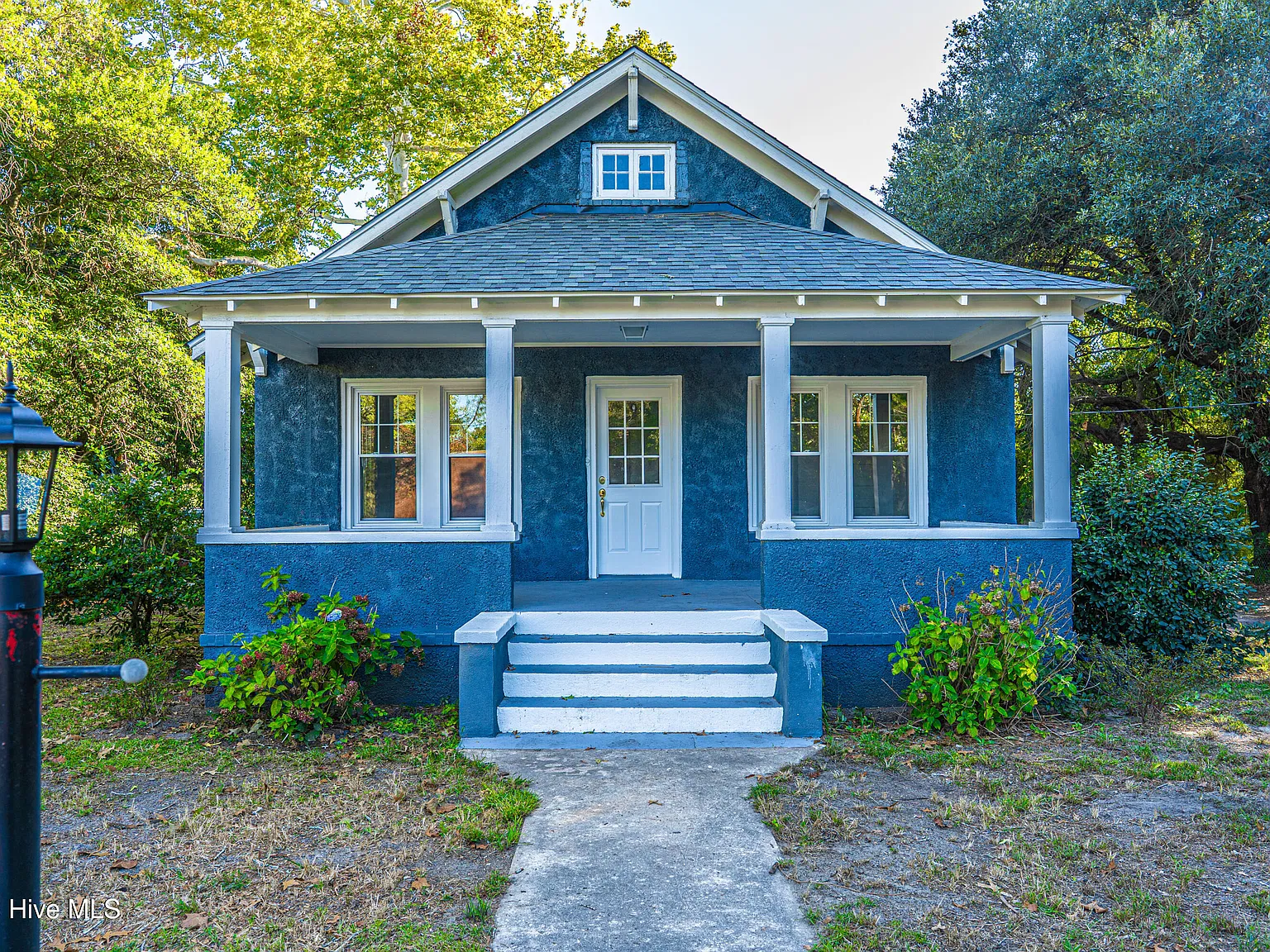 3 bed, 1.0 bath, 1040 sqft, $1,600 — Photo 1