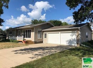 804 Division St, Hull, IA 51239