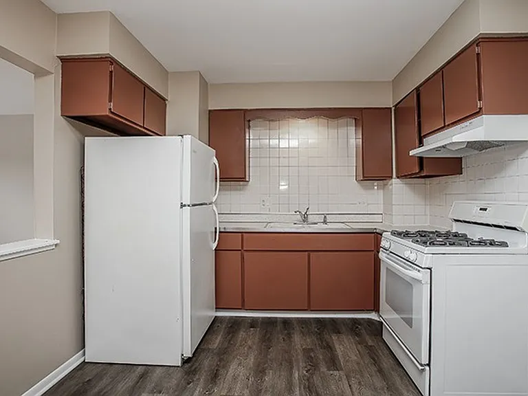 331 E Fullerton Ave — Photo 3