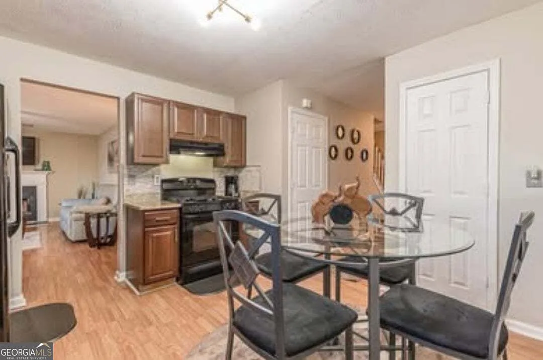 4 bed, 2.5 bath, 2200 sqft, $2,595 — Photo 2