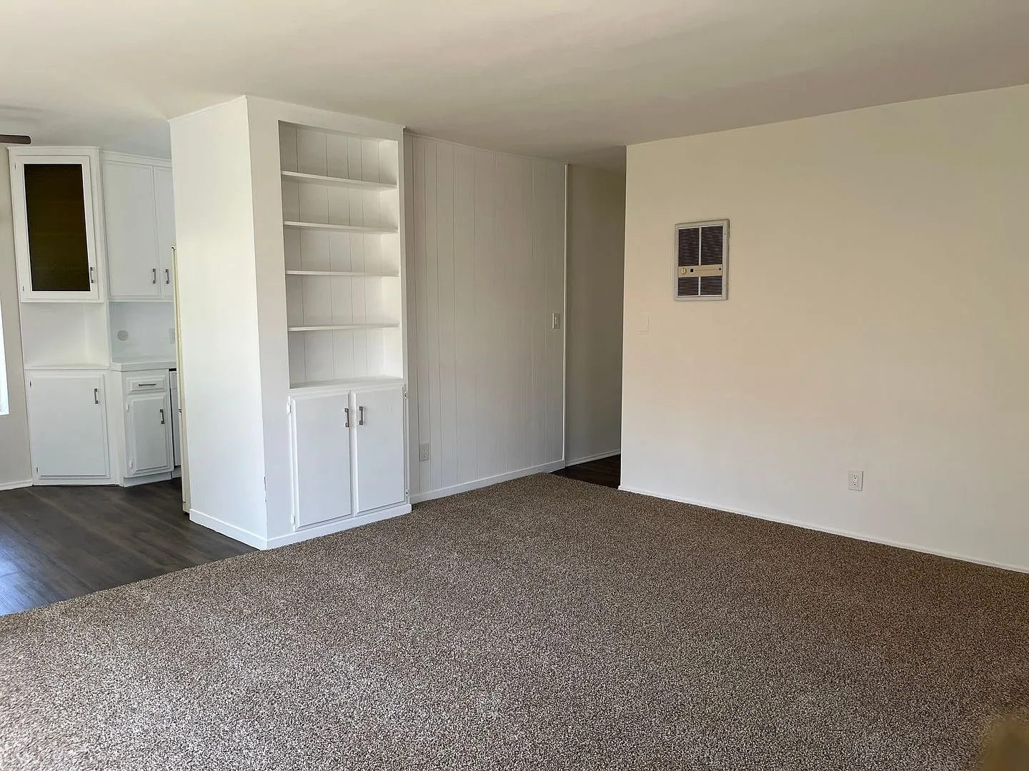 North Park - Spacious 2BR/2BA upper unit w/parking+coin laundry — Photo 4