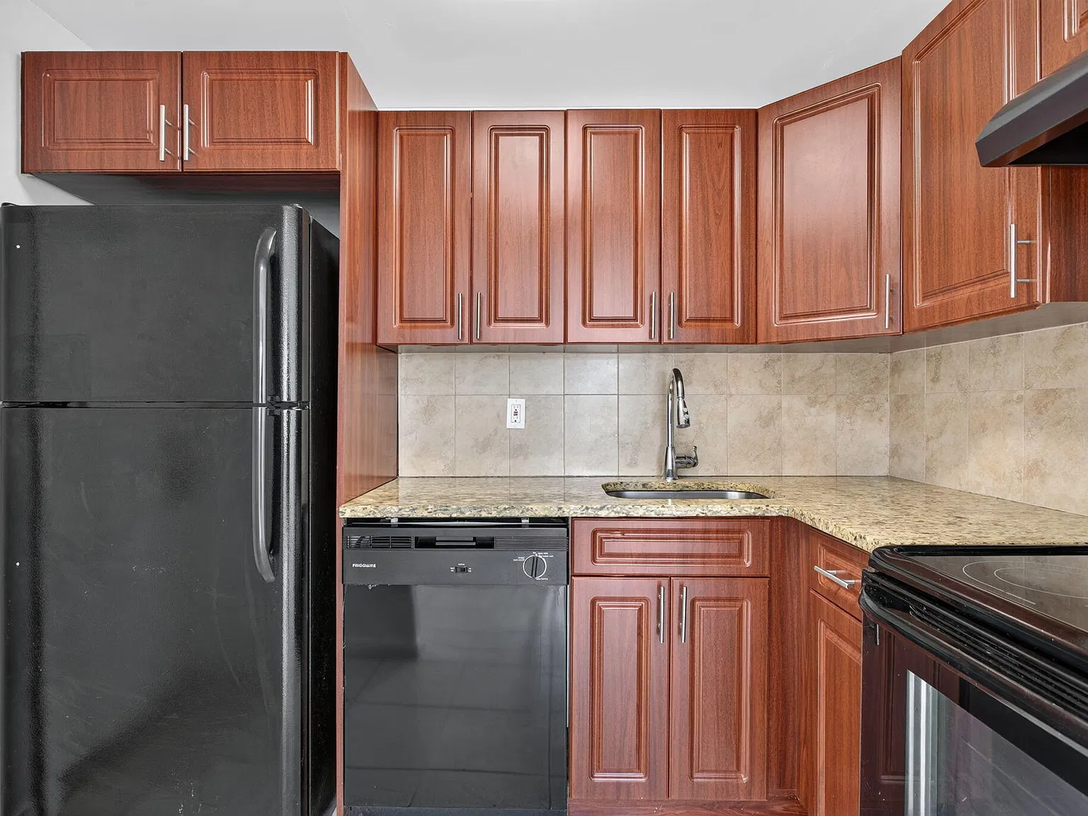 901 Pine Dr — Photo 3