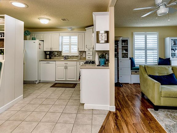 3rd image of 1835 Holly Ln