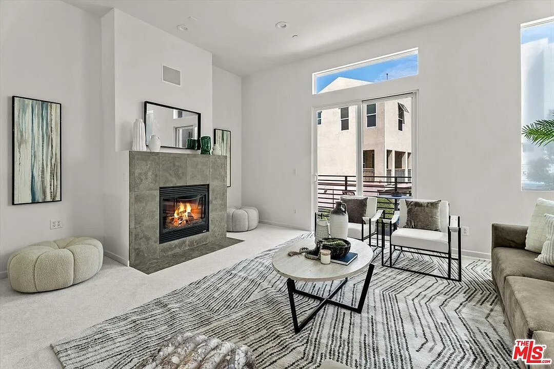 2 bed, 3.5 bath, 2390 sqft, $10,000 — Photo 3
