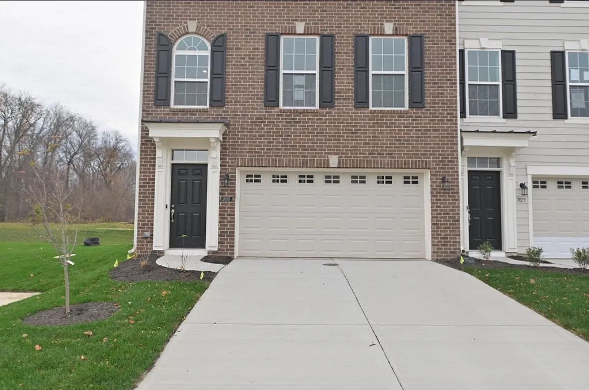 3 bed, 2346 sqft, $2,900 — Photo 2