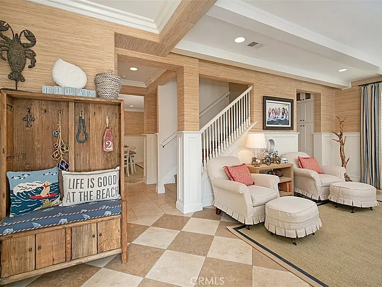 208 E Balboa Blvd — Photo 4