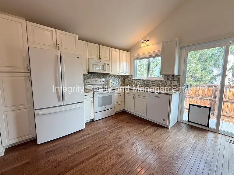 475 Chiswick Cir — Photo 4