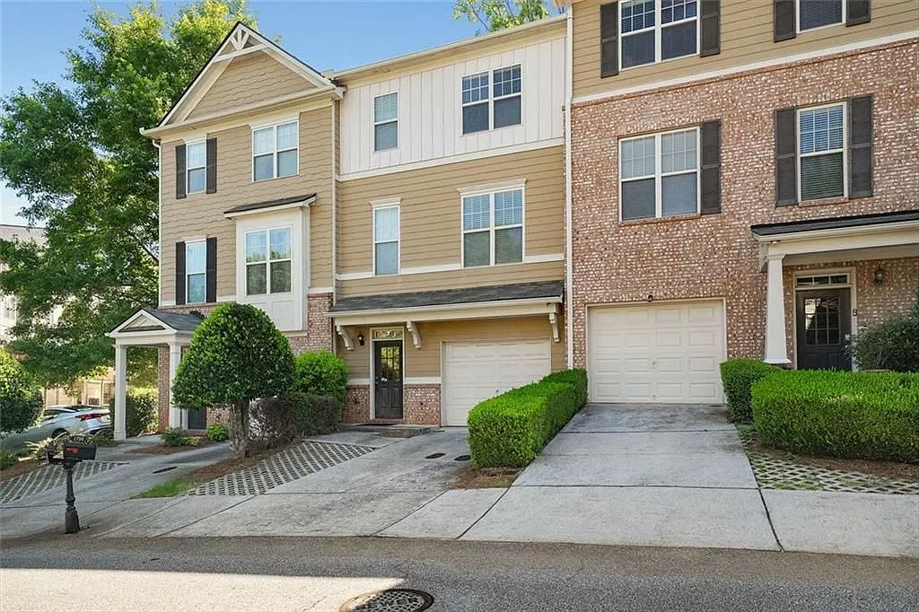 3 bed, 4.0 bath, 2220 sqft, $2,400 — Photo 3