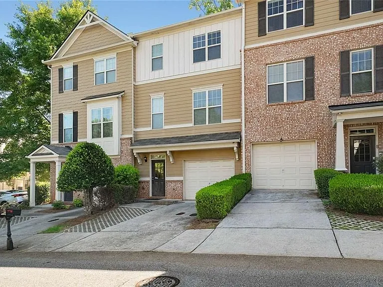 1798 Oakbrook Ln NW #8 — Photo 3