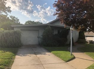 29 Meadow View Dr, Cranston, RI 02920