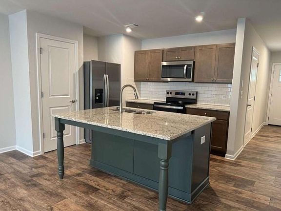5th image of 73 Silver Leaf Ln