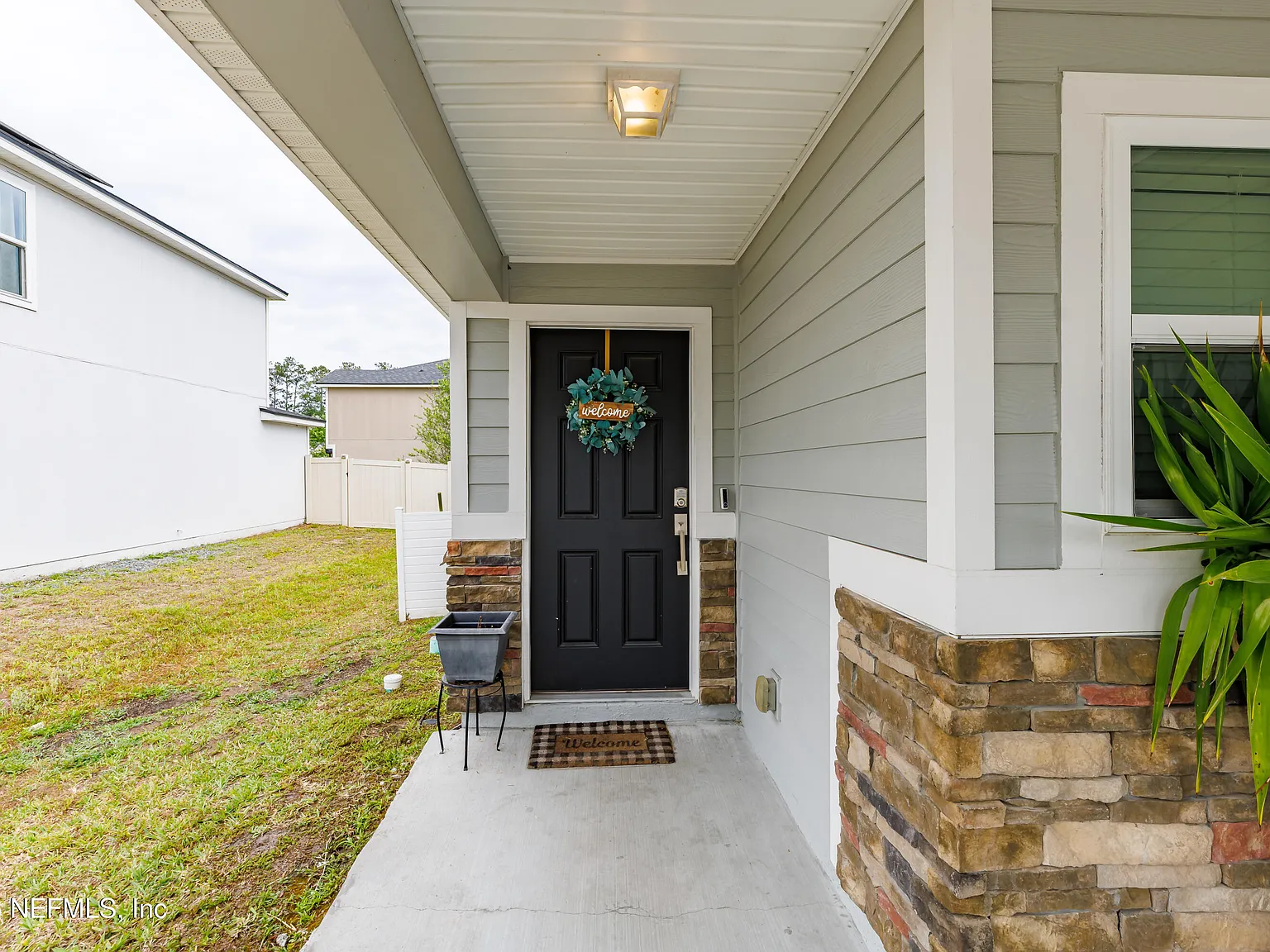 3 bed, 2.0 bath, 1849 sqft, $2,100 — Photo 2