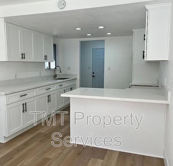 610 E Newlove Dr #I — Photo 4
