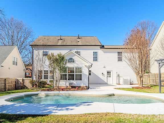 4th image of 15917 Wayland Dr