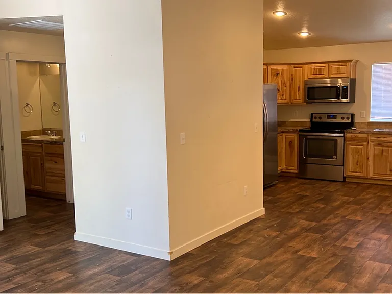 2019 E Locust St #B — Photo 2