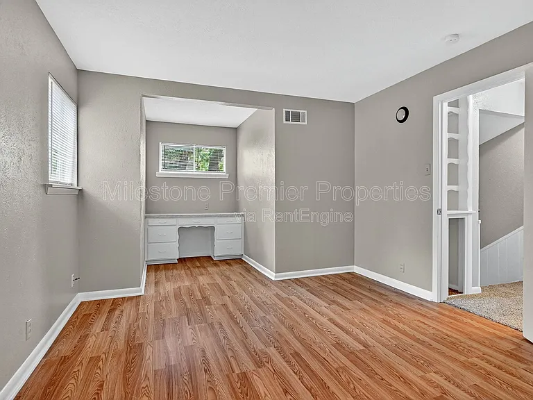 105 E Ford St — Photo 17