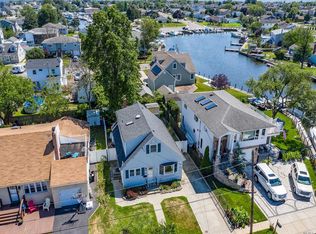 227 W Granada Ave, Lindenhurst, NY 11757