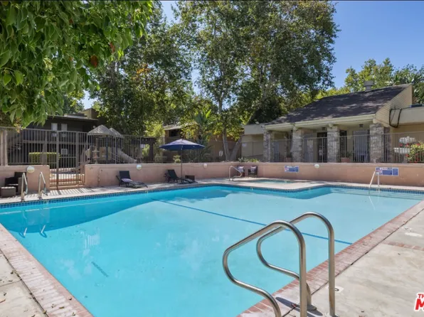 18350 Hatteras St, Tarzana, CA