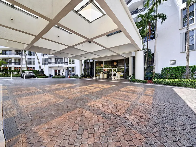 3600 Mystic Pointe Dr #310 — Photo 2