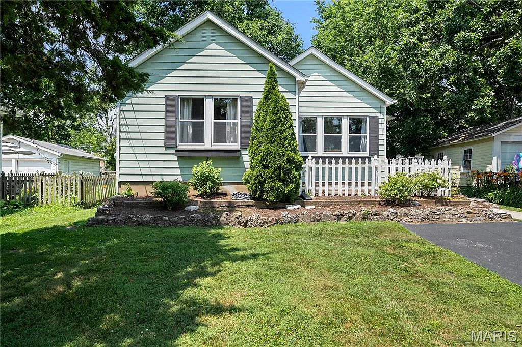 301 Baker Ave photo 1
