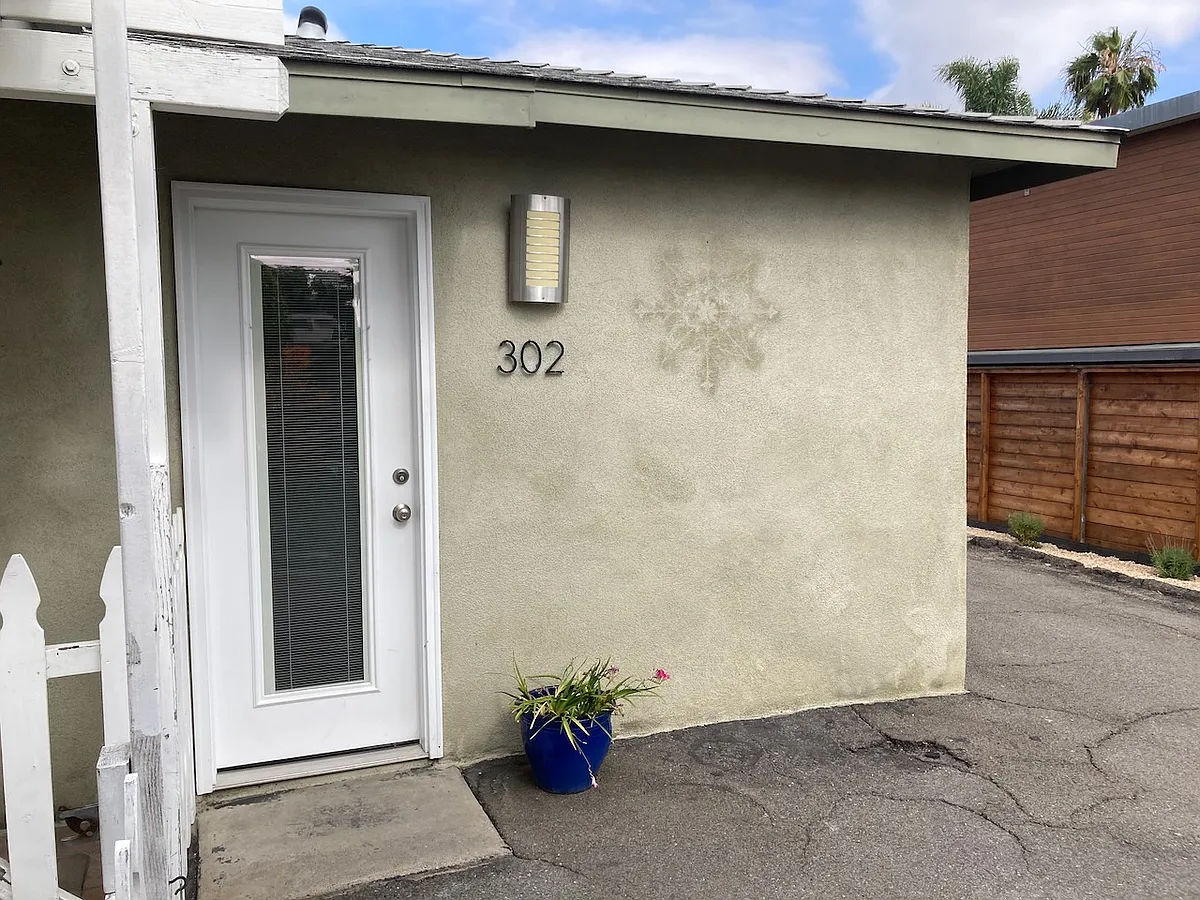 Building Photo - 302 N Rios Ave