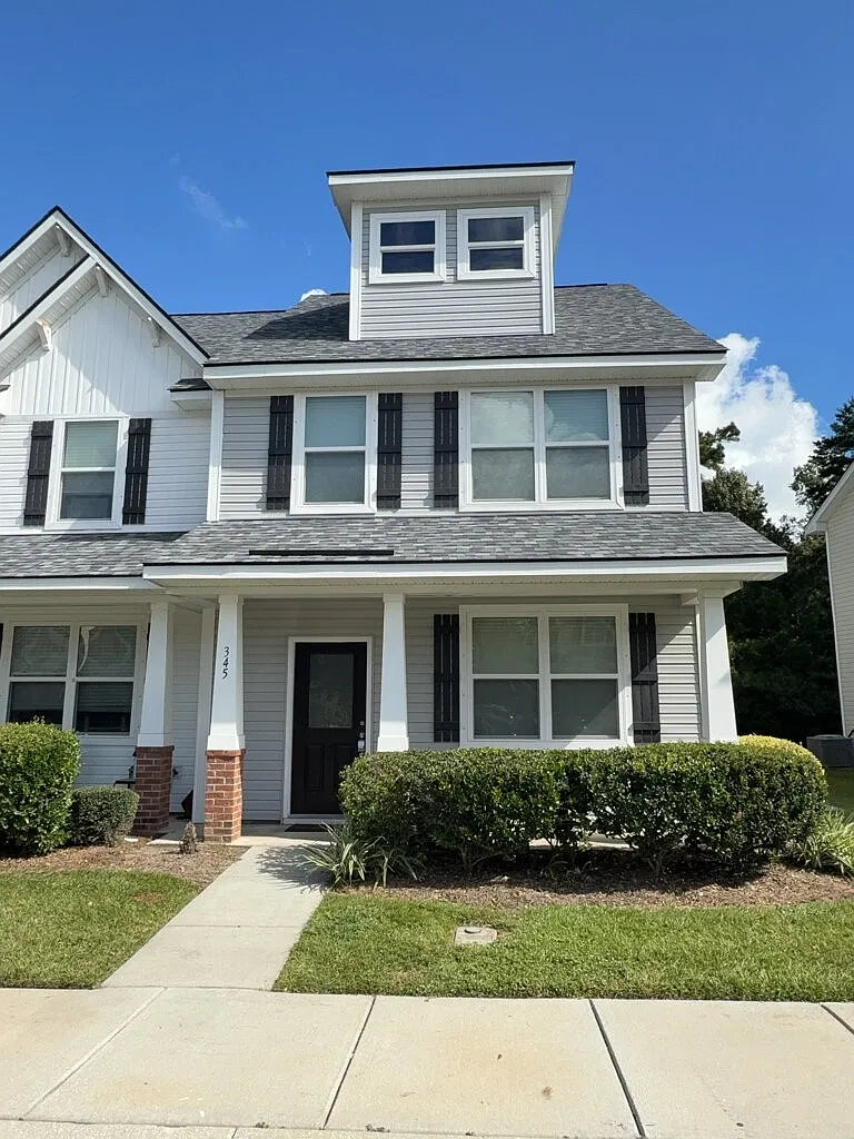 3 bed, 2.5 bath, 1592 sqft, $2,400 — Photo 2