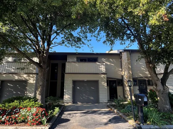 955 Armour ROAD, Oconomowoc, WI 53066