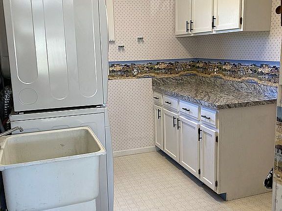 Mud room/laundry/garage ent.