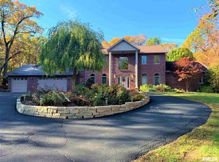 8 Timber Ridge Dr, Coal Valley, IL 61240