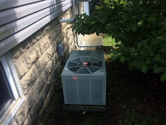 3rd image of 15550 Main St