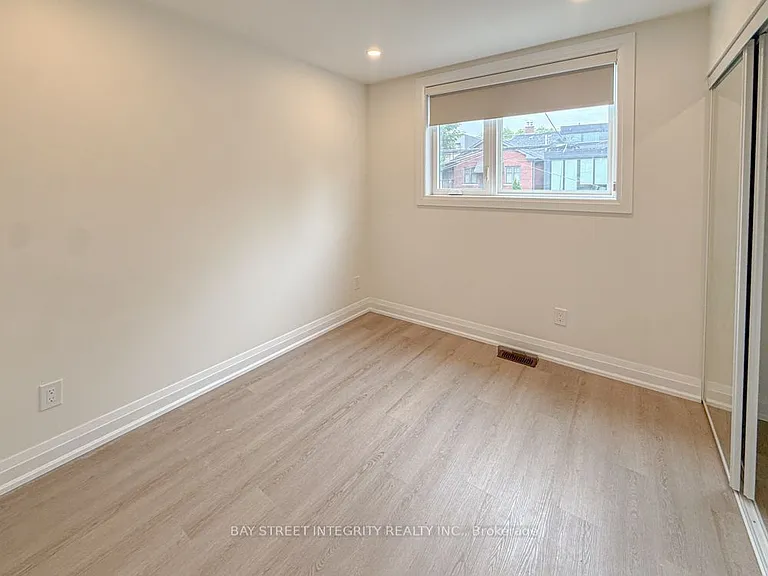 598 Crawford St #LANEWAY — Photo 9