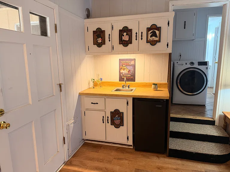 Wet bar located in Familyroom