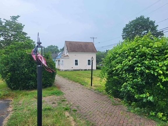 3rd image of 302 School St