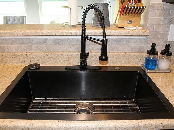 5th image of 490 N Ashwood Ln