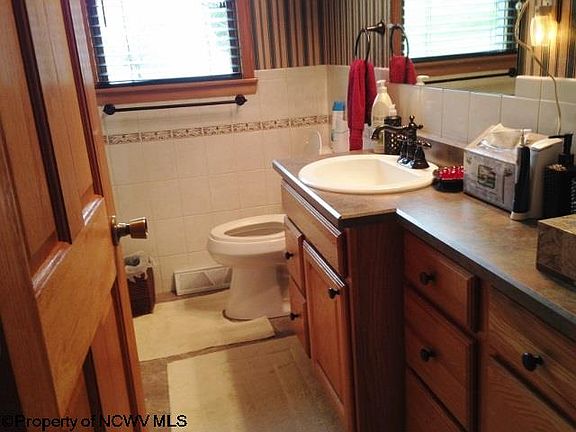 5th image of 33 Lakeland Park Dr