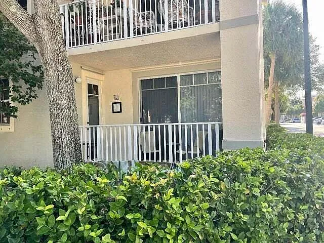 2 bed, 2.0 bath, 905 sqft, $2,400 — Photo 2
