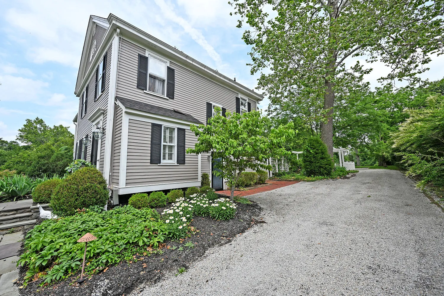 4 bed, 2.5 bath, 2396 sqft, $4,900 — Photo 2
