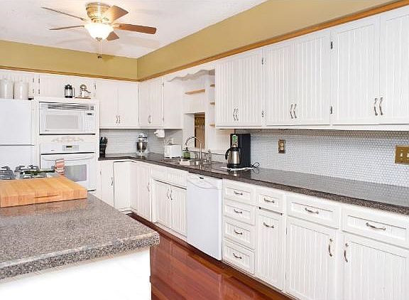 Large kitchen with lots of cupboard space!