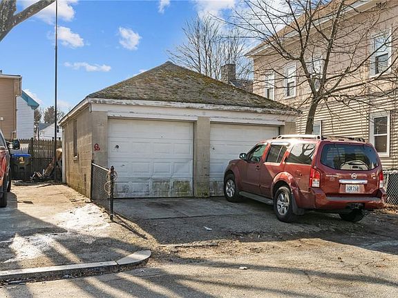 5th image of 135 Laurel Hill Ave