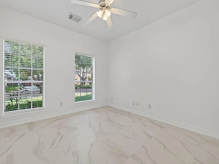 2431 Parkwood Ln — Photo 11