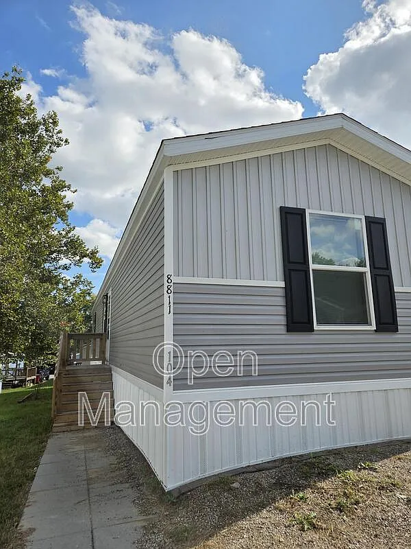 3 bed, 2.0 bath, 1056 sqft, $1,305 — Photo 1