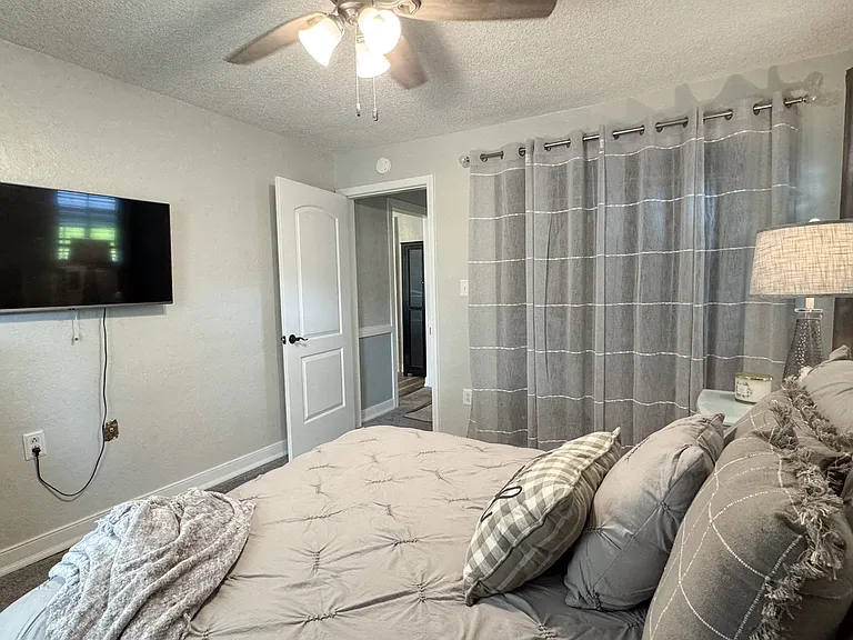 402 Underwood St — Photo 16