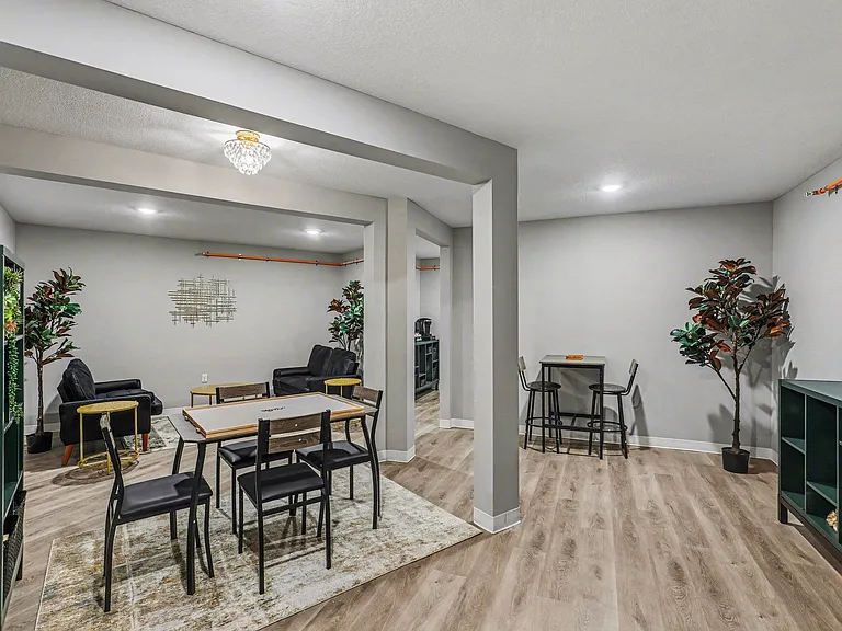 Mayfair Apartments — Photo 31