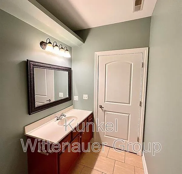 409 W Washington St #G — Photo 11