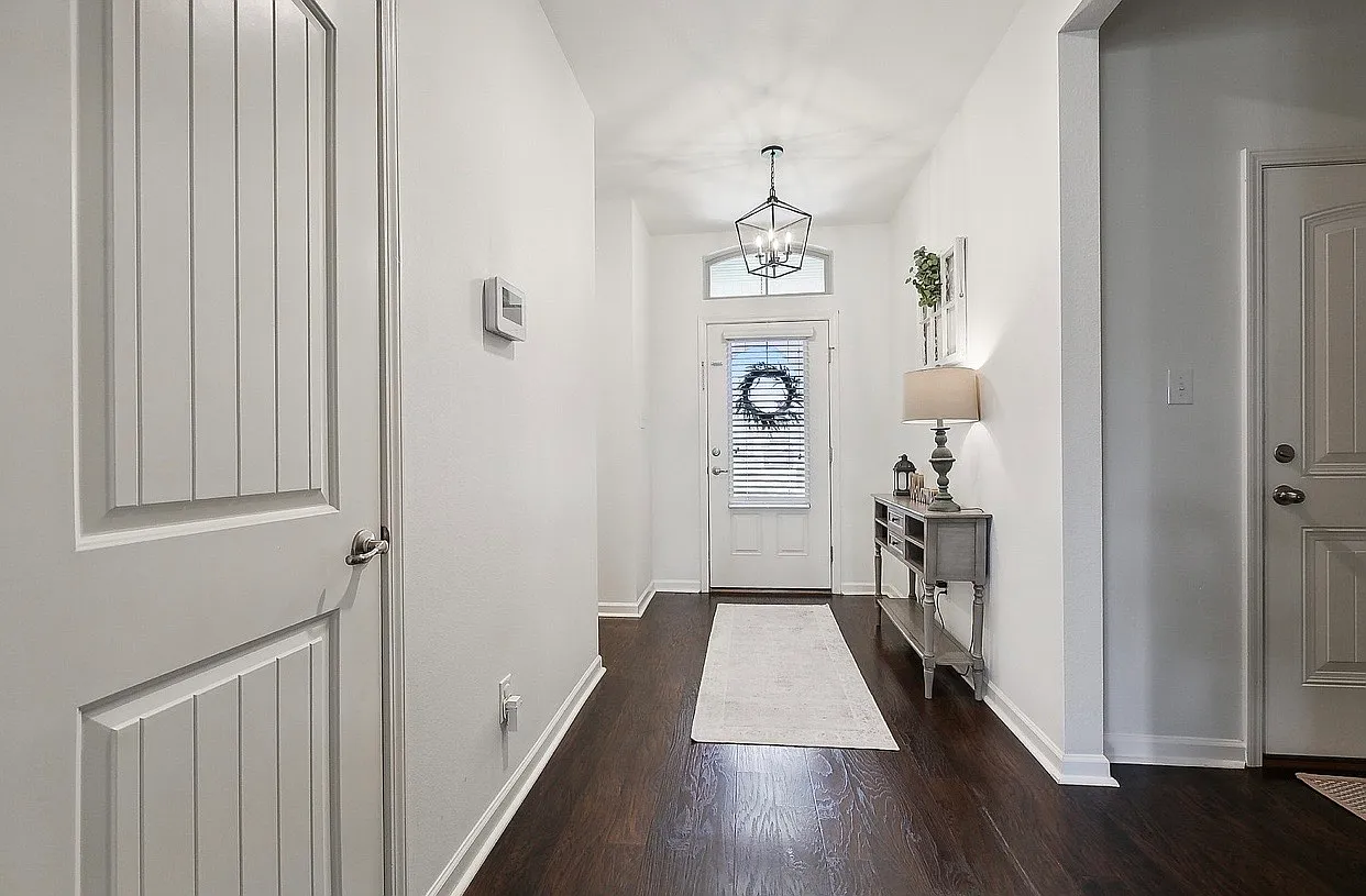 4 bed, 2293 sqft, $2,400 — Photo 2