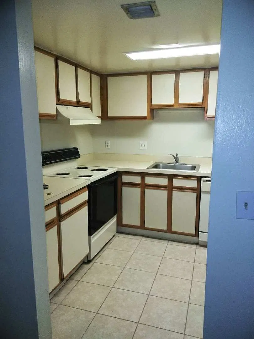 1 bedroom 1 bathroom condo on the 1st floor. — Photo 3