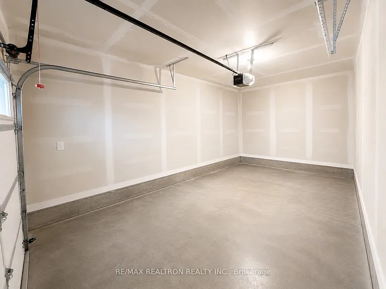 8 Thomas Frisby Jr Cres — Photo 24